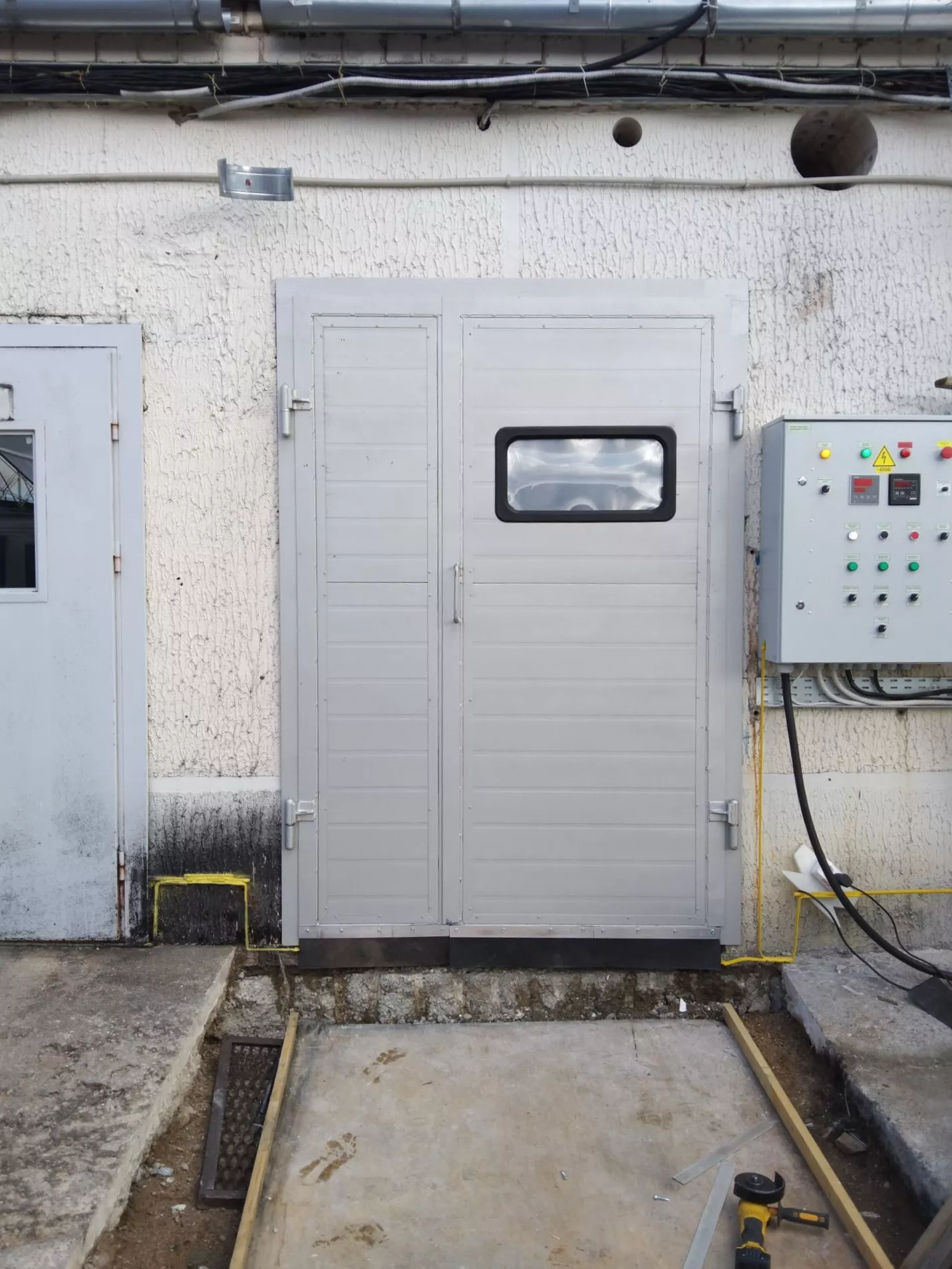 Ворота распашные с сэндвич-панелями 50мм
